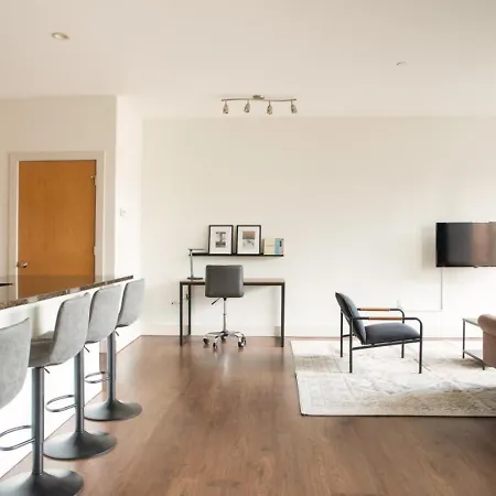 Upscale Apartment Near Lake Michigan